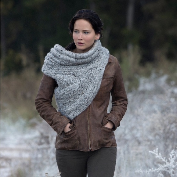 Katniss Everdeen “Catching Fire” grey knit hunting cowl in marble grey - Picture 5 of 8